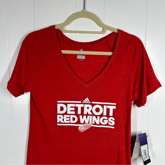 NWT Adidas Detroit Red Wings Graphic V Neck Short Sleeve Red Tee Large - Picture 3 of 6